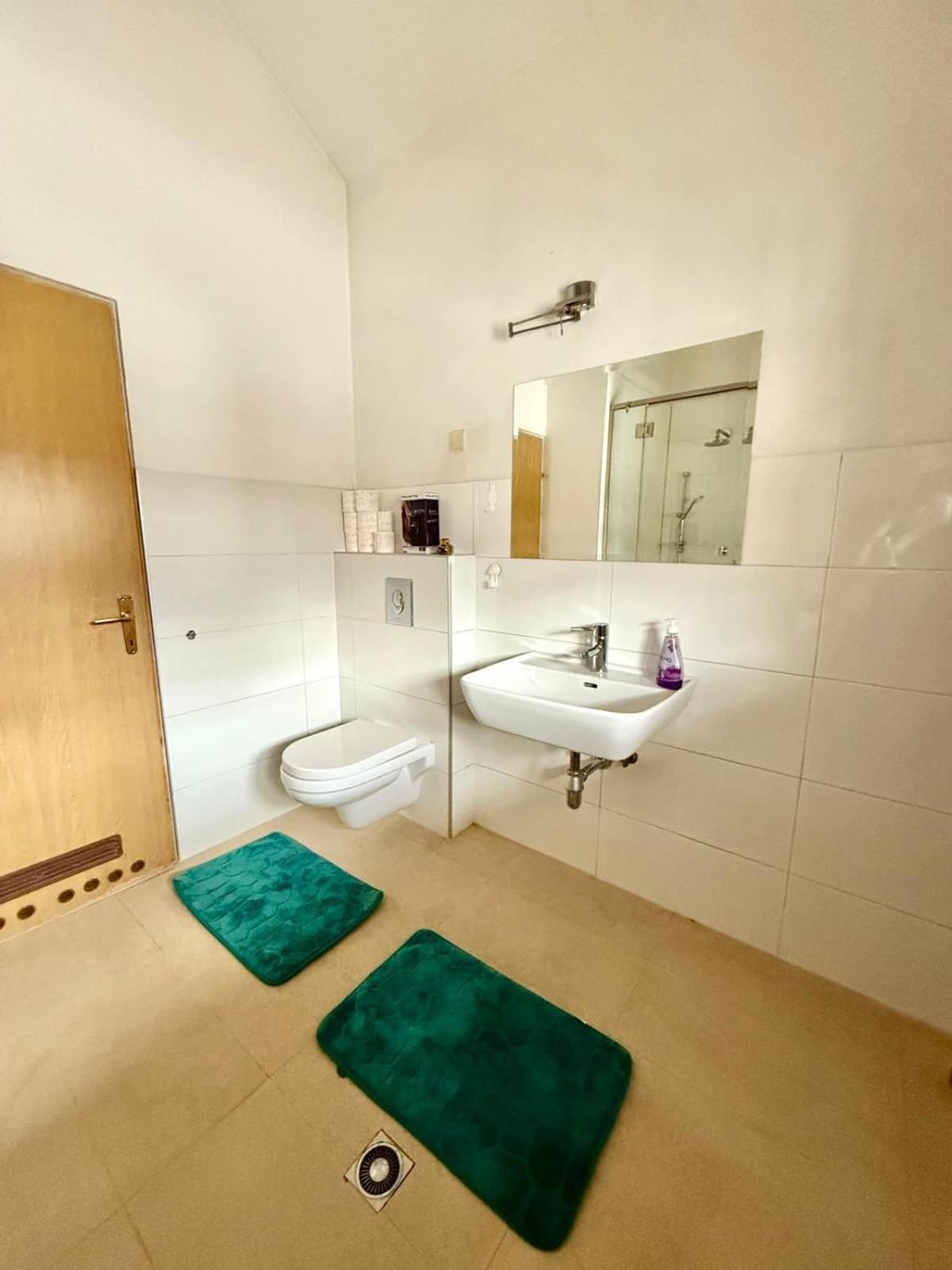 Gallery View Apartment *